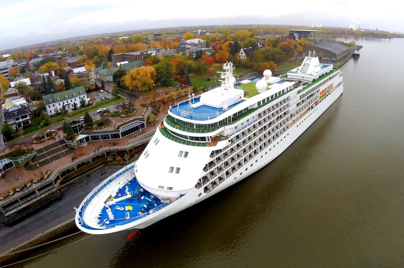 Le Silver Whisper s'amarre au port de Trois-Rivières
