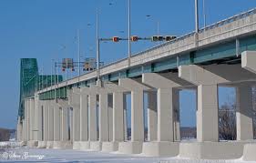 Le pont Laviolette fermé en raison des forts vents