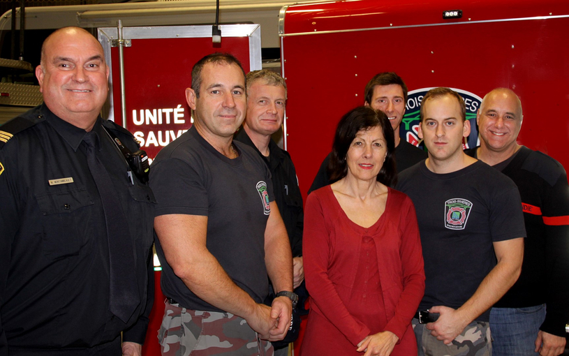 Une citoyenne rencontre ses sauveteurs à la caserne de pompiers