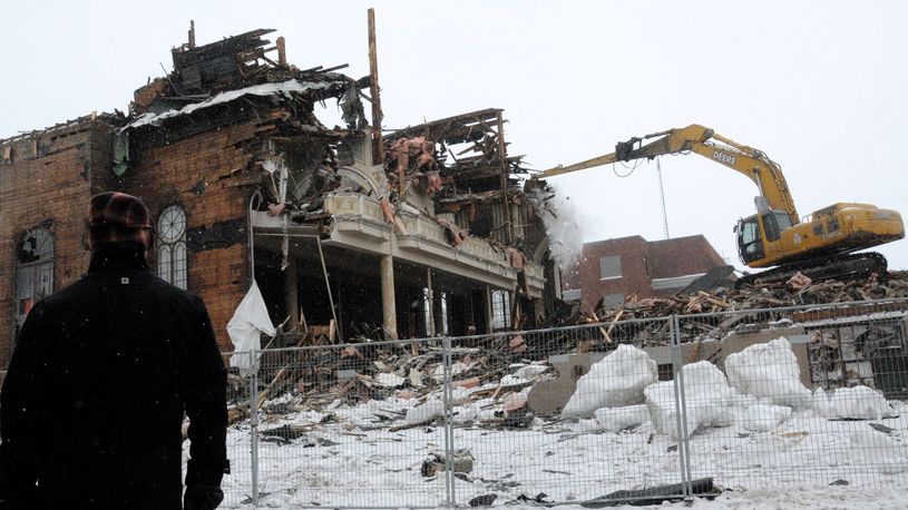 Plusieurs curieux pour la démolition de l'église St-Philippe