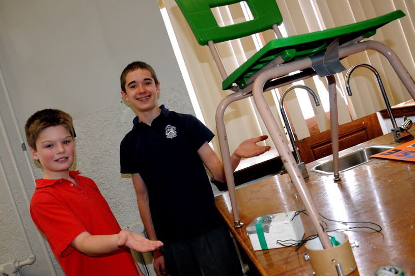 Expo-sciences: fini le temps de se mettre sur deux pattes pour Laurent et Jérémie! 