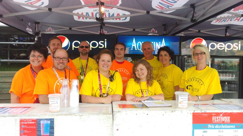 Les serveurs d'un soir du Festivoix remettent près de 2 500 $ à la Fondation régionale pour la santé de Trois-Rivières