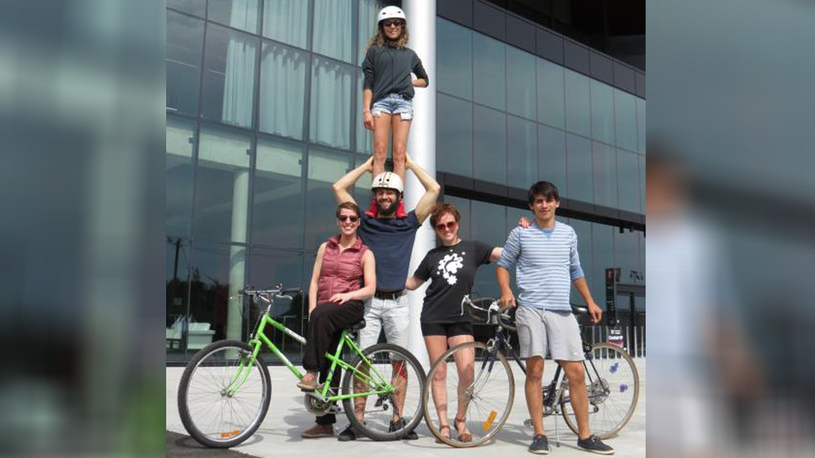 Les artistes du spectacle le Monde est fou bénéficient de 20 vélos grâce à une collaboration entre l'Amphithéâtre Cogeco et les Vélos de quartier