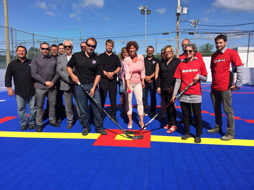 Inauguration de la surface de hockey de terrain Thermoform  pour le plaisir des amatrices et amateurs