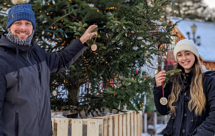 Les premières boules de Noël accrochées sur le sapin du partage au Moulin Michel