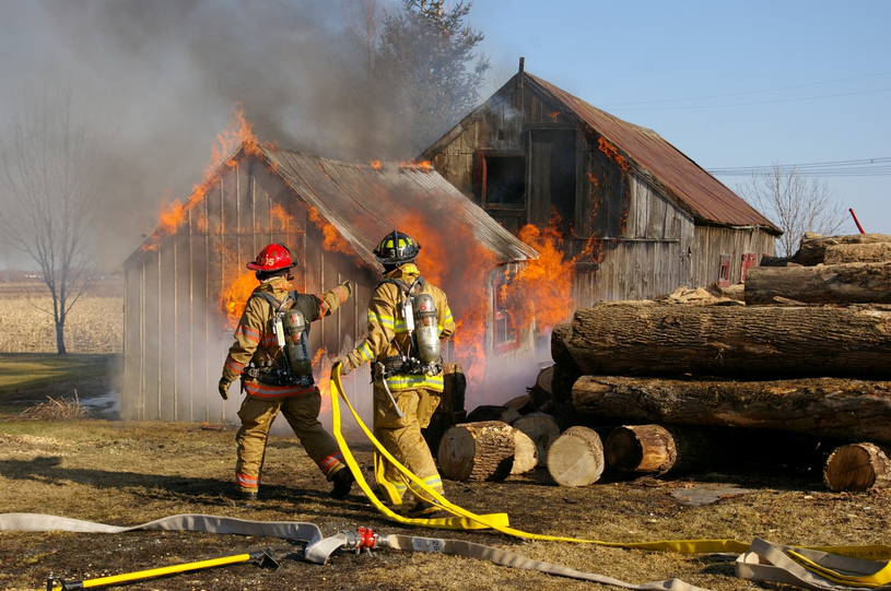 Un bâtiment de ferme en flammes