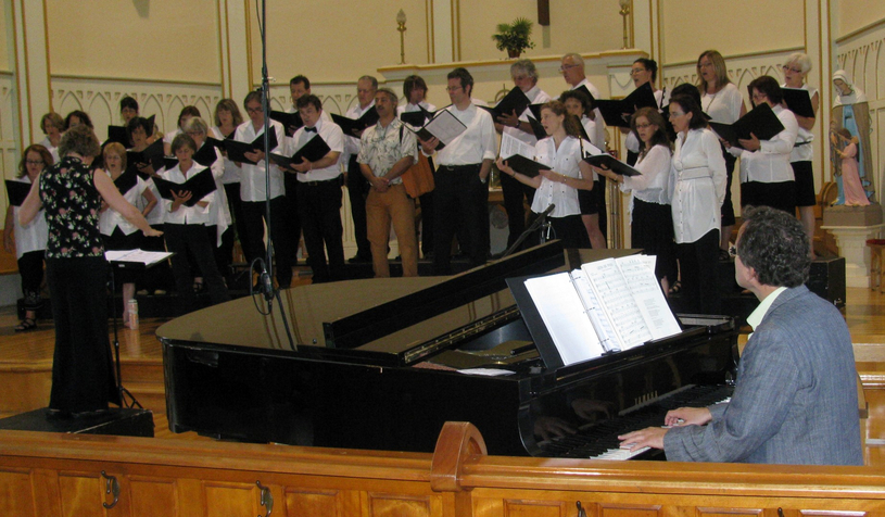 Bertrand St-Arnaud accompagne l'ensemble Via Voce, le temps d'une chanson