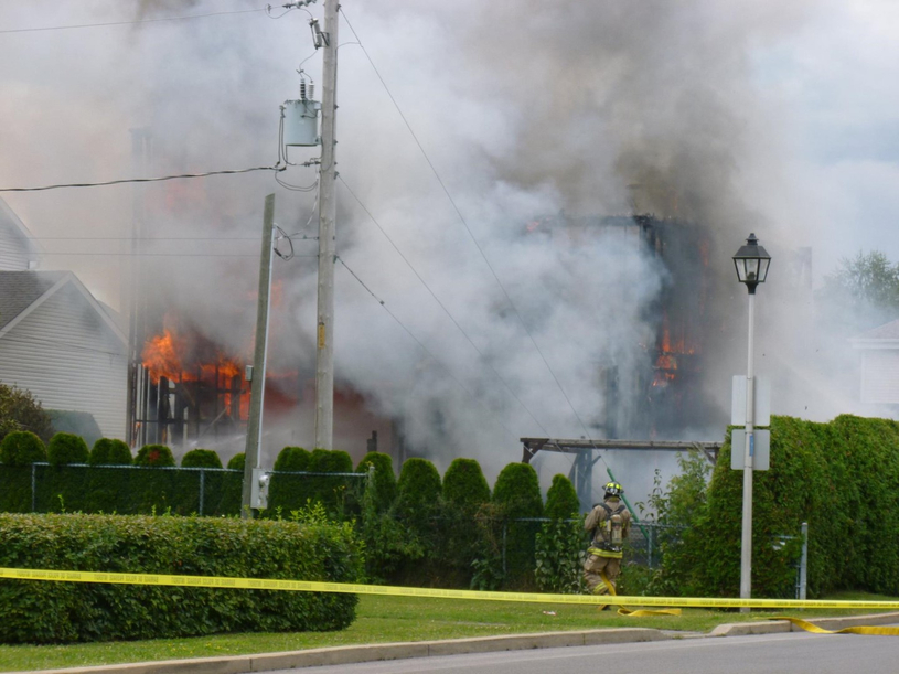 Les pompiers tentent de déterminer la cause de l'incendie