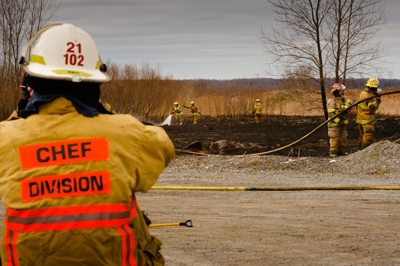 Important feu dans un champ à Beloeil