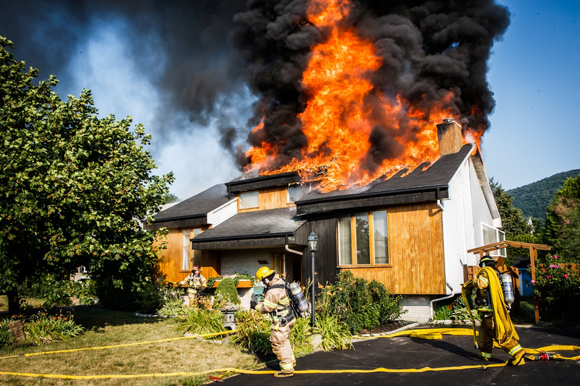 Spectaculaire incendie à Mont-Saint-Hilaire