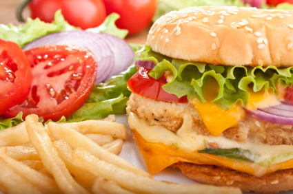 Burger de poulet assaisonné avec sauce salsa sur le BBQ - Semaine du 5 août 2012