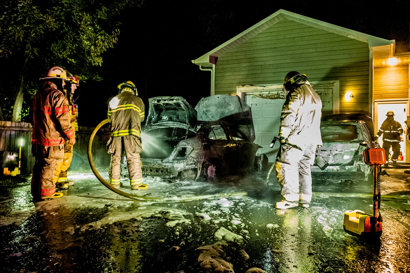 Incendie suspect de deux véhicules