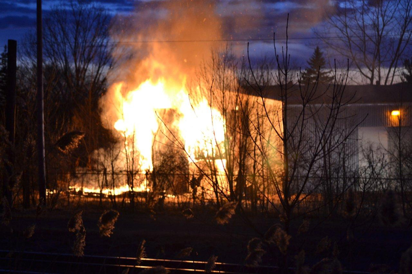 Un entrepôt prend feu à Mont-Saint-Hilaire
