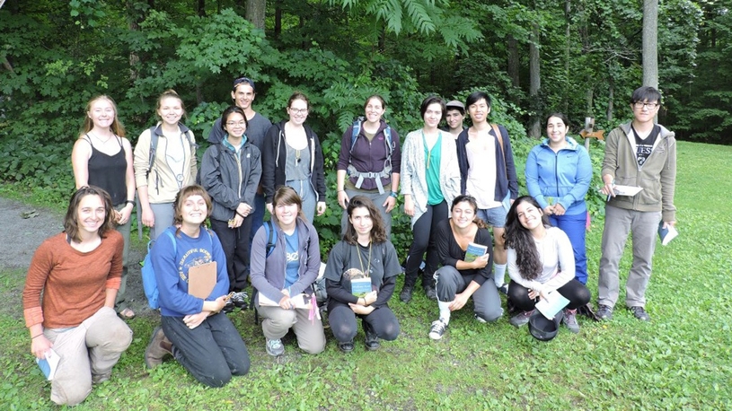 Des étudiants de l'Université McGill participent au contrôle des espèces envahissantes du Parc de l'érablière de la Maison amérindienne