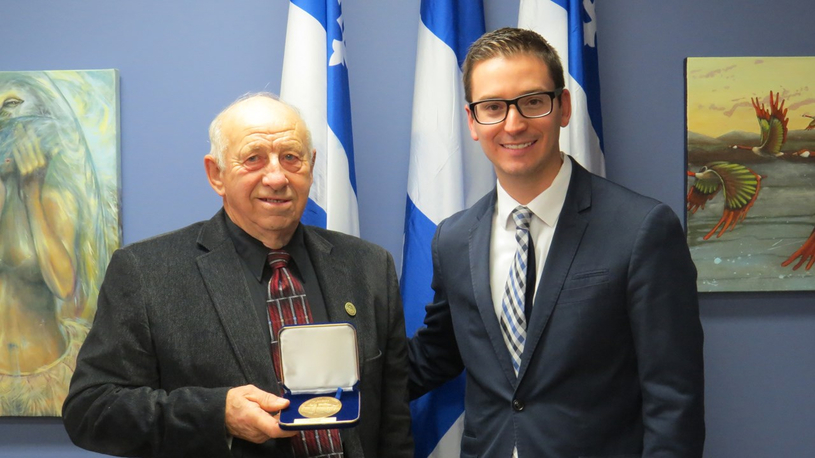 Normand Fontaine reçoit la médaille de l'Assemblée nationale des mains de Simon Jolin-Barrette