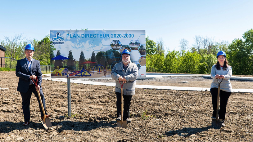 Premières pelletées de terre pour le nouveau parc Alphonsine-Dubuc 
