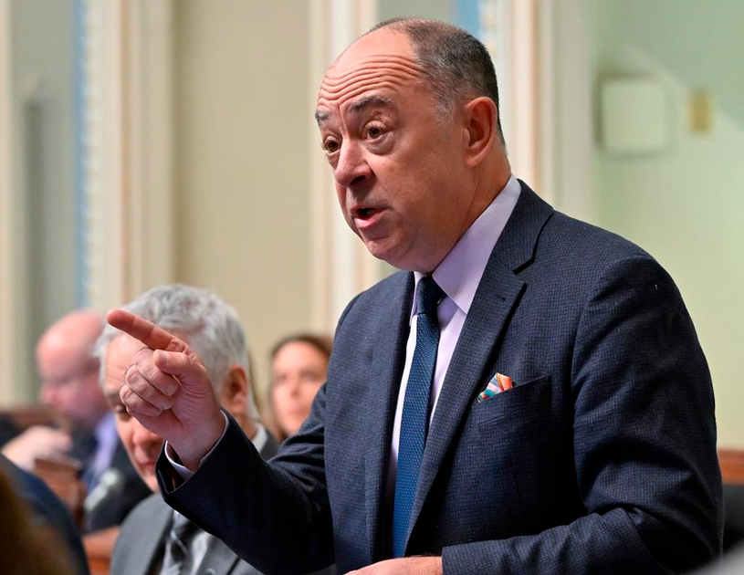 Vapotage chez les jeunes: Dubé prêt à sévir pour limiter l'accès