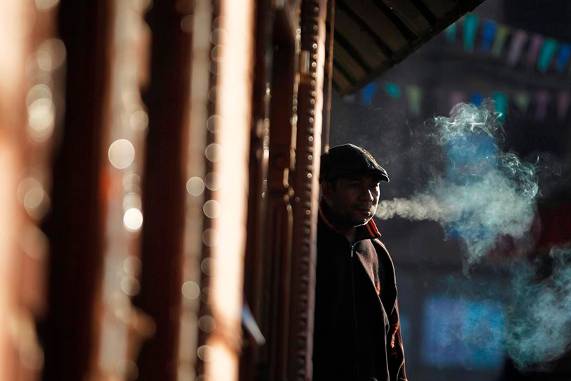 La fumée de cigarette et les rayons UV accéléreraient le vieillissement de la peau