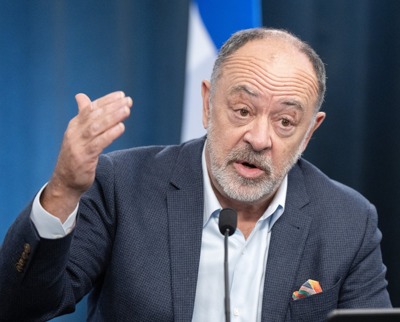 Les nouveaux médecins formés au Québec devront exercer au public… et au Québec