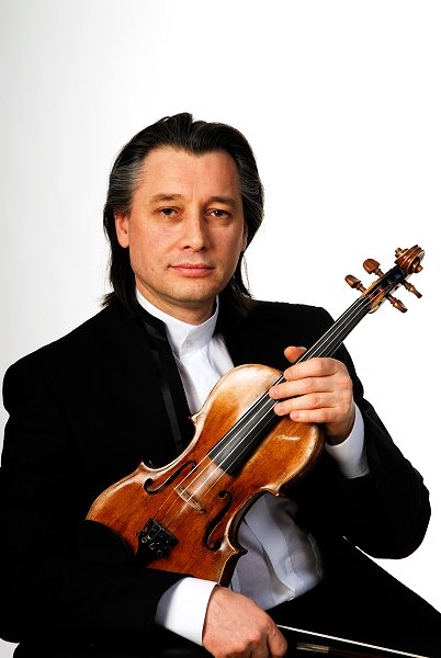 Le violoniste Sergeï Trofanov accompagné de l'accordéoniste Vladimir Sidorov