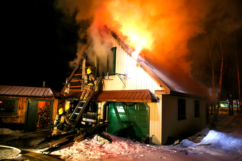 Un garage est la proie des flammes