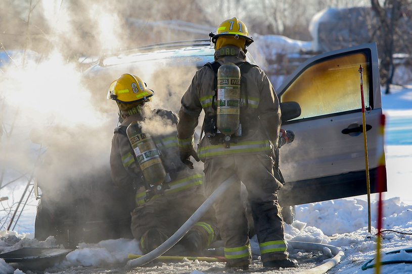 Un véhicule prend feu