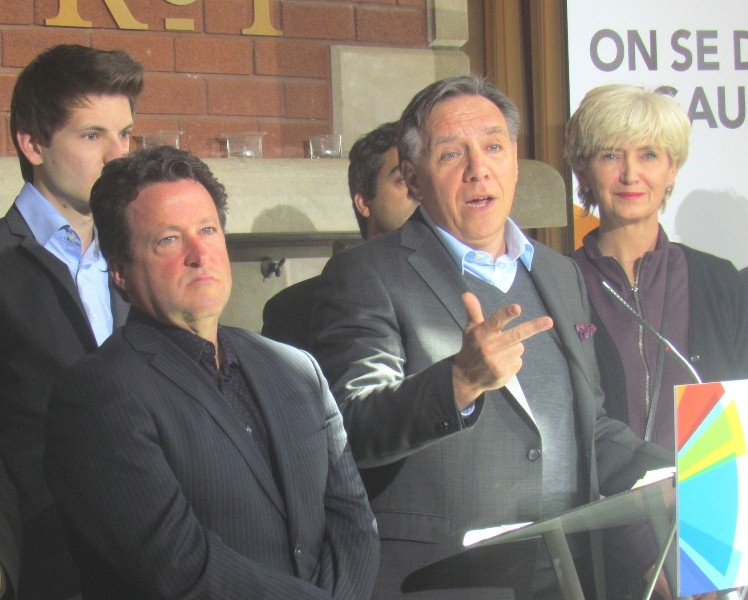 Legault veut empêcher une majorité libérale