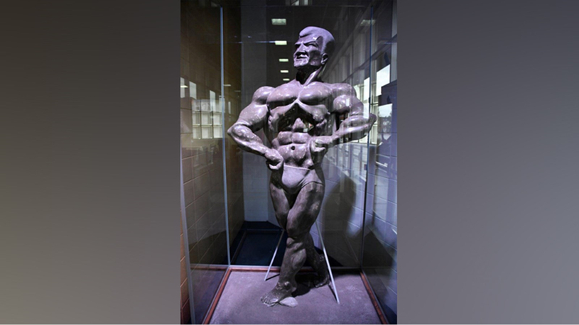  La statue de Robert «Bob» Éthier reprend vie au colisée Cardin