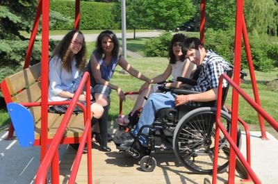 Une élève dote un parc d'équipements spécialisés pour les handicapés