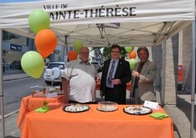 Les gens sont invités déguster les produits locaux