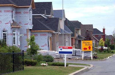 Les ventes de maisons diminuent, mais les prix augmentent