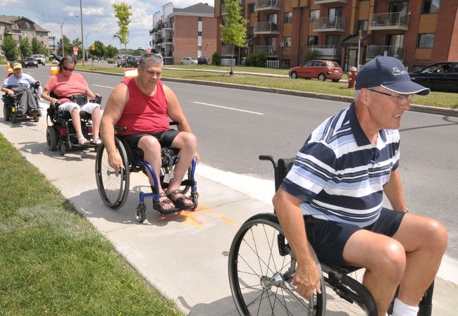 Circuler en fauteuil roulant à Sainte-Thérèse : Vincent Arseneau vit l’expérience