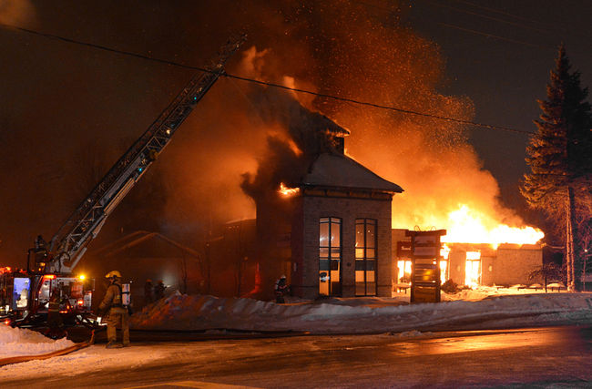 Incendie à Bois-des-Filion: le restaurant Sushi-Do est ravagé par les flammes