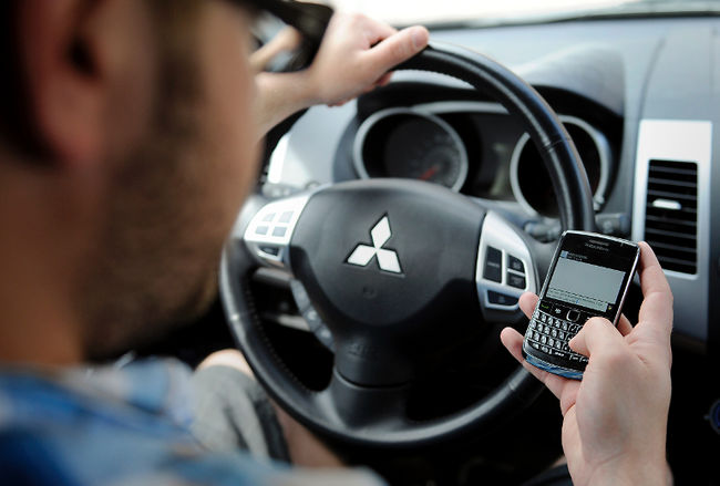 Les policiers s'unissent contre le cellulaire au volant