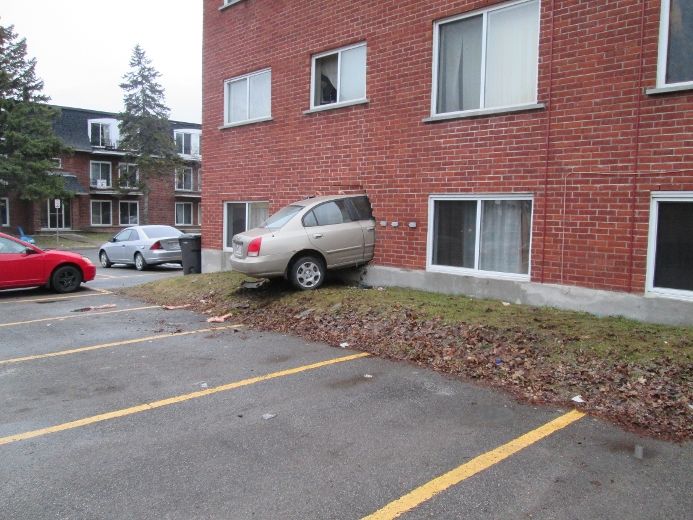 Un véhicule encastré dans un bloc appartement