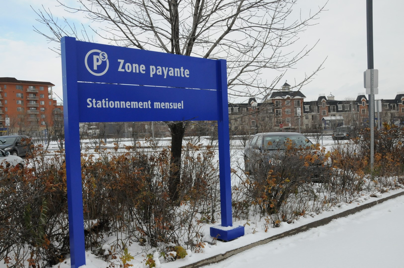 Des dizaines de places payantes toujours libres à la gare de Sainte-Thérèse