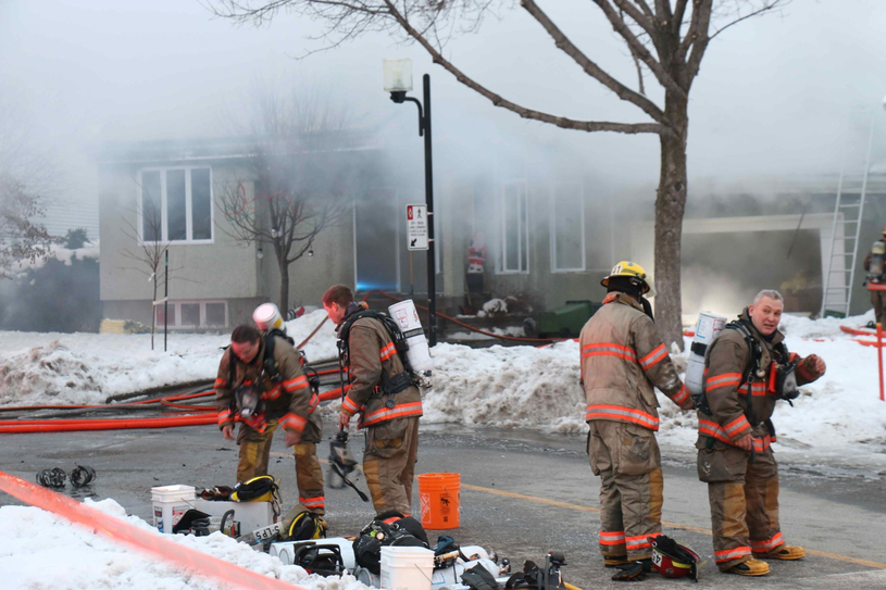 Maison ravagée par les flammes à 3 jours de Noël