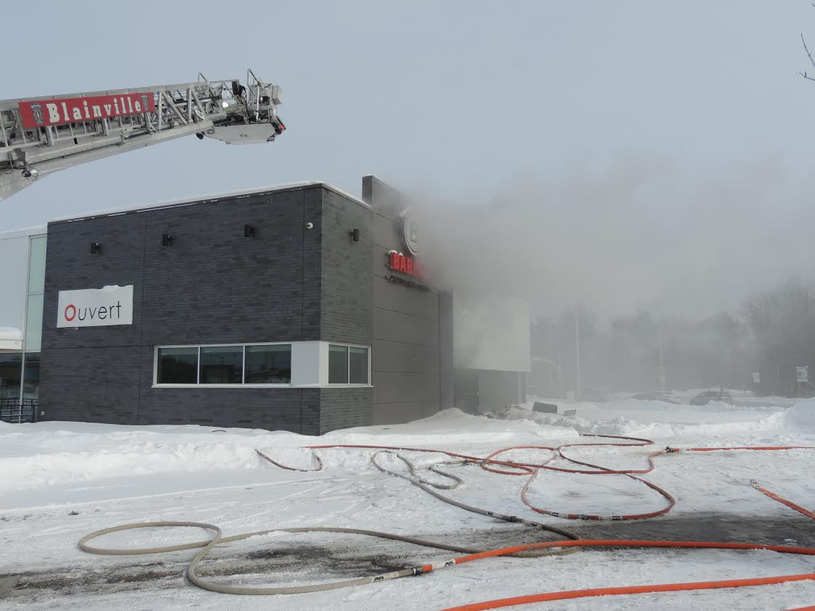 Un incendie cause d'importants dommages au restaurant Barbie's de Blainville