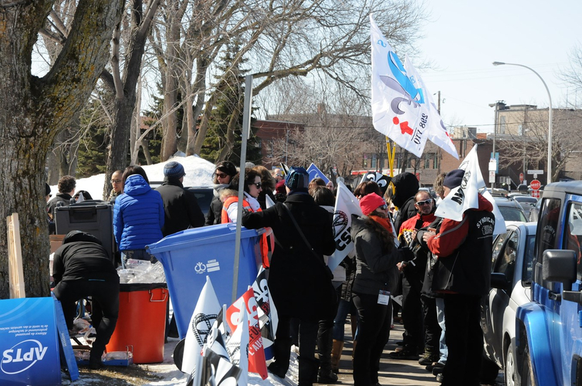 Des travailleurs de la santé manifestent à Sainte-Thérèse 