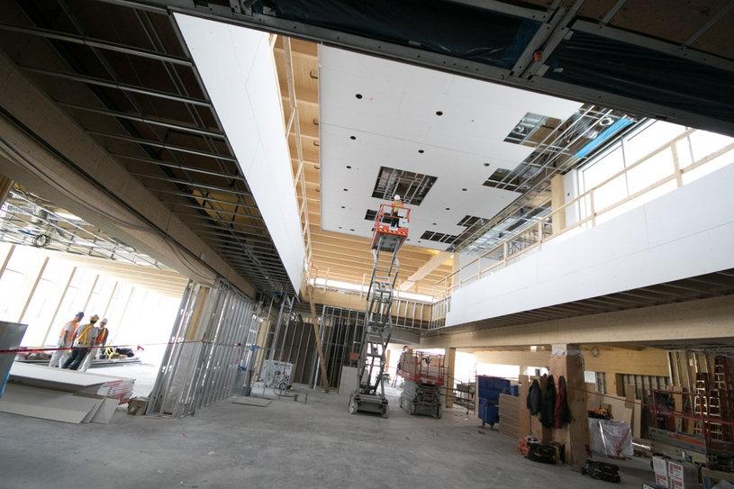 Les pieds dans le chantier de la bibliothèque Paul-Mercier 
