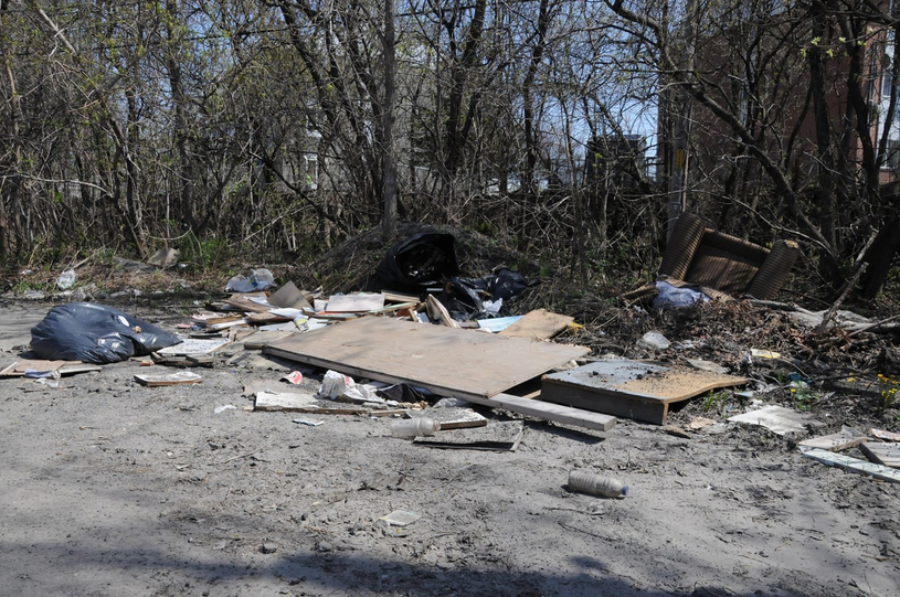 Une tonne de déchets dans la cour du ministère de l’Environnement  