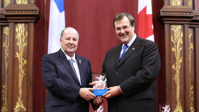 François Blais décerne le Prix du bénévolat en loisir et en sport à un Laurrain