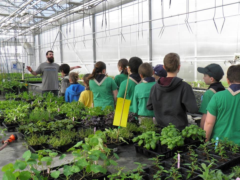 Les finissant(e)s en horticulture montent bénévolement un jardin communautaire pour de jeunes scouts