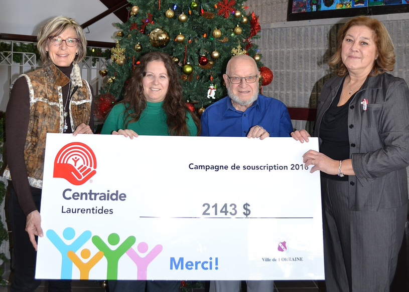 Les employés de la ville de Lorraine remettent un chèque de 2 143 $  à Centraide Laurentides
