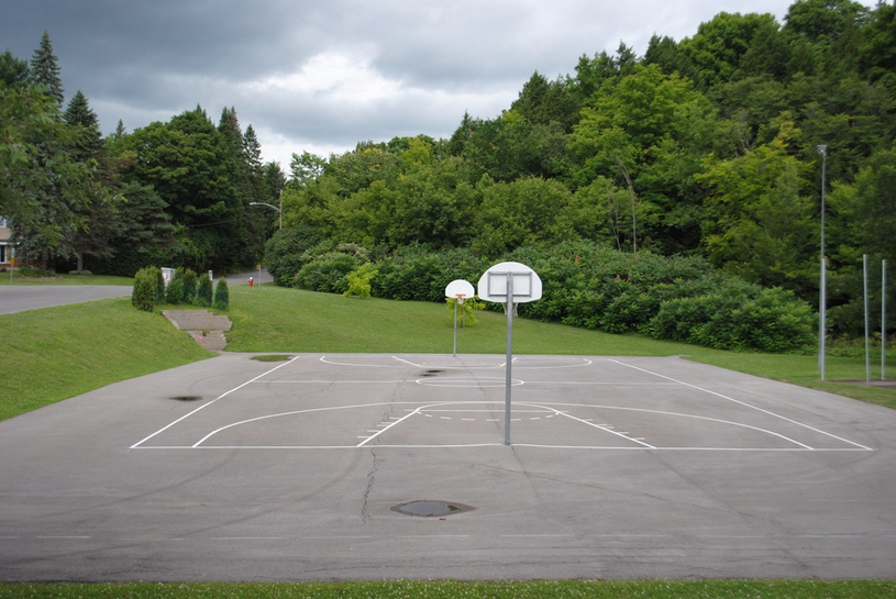 Réfection du terrain de basketball au parc Anatole-Desjardins à Sainte-Thérèse 