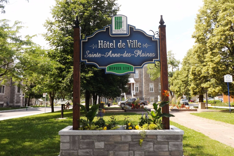 Nouvelle enseigne à l’hôtel de ville de Sainte-Anne-des-Plaines