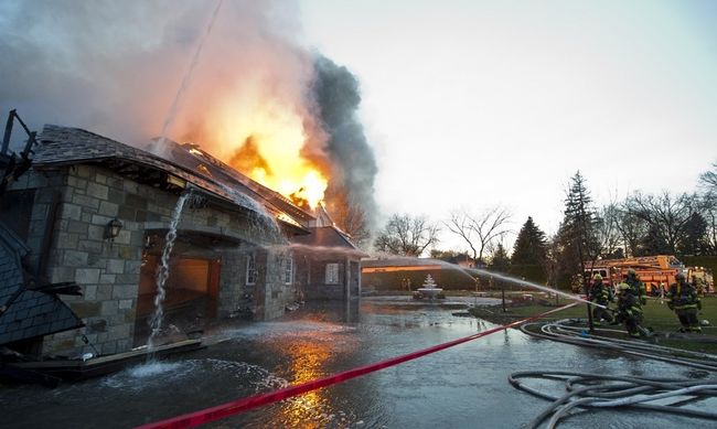 Une luxueuse résidence de Laval-sur-le-Lac est détruite par un violent incendie