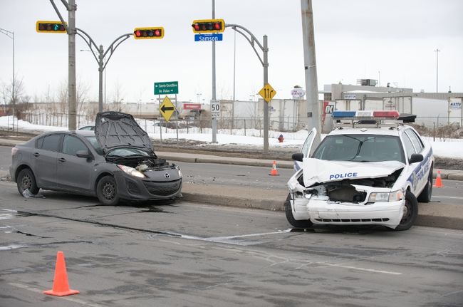 Accident de voiture impliquant une voiture de police sur le boulevard Samson