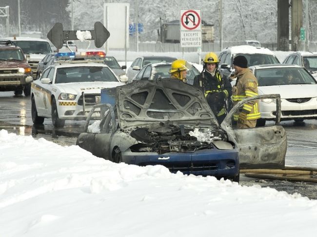 Une voiture en flamme cause un bouchon de circulation