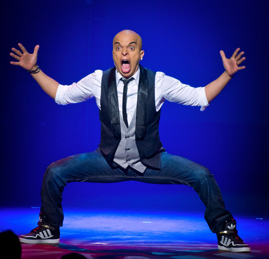 Rachid Badouri séduit : l’humoriste nous fait passer d’un extrême à l’autre durant son spectacle